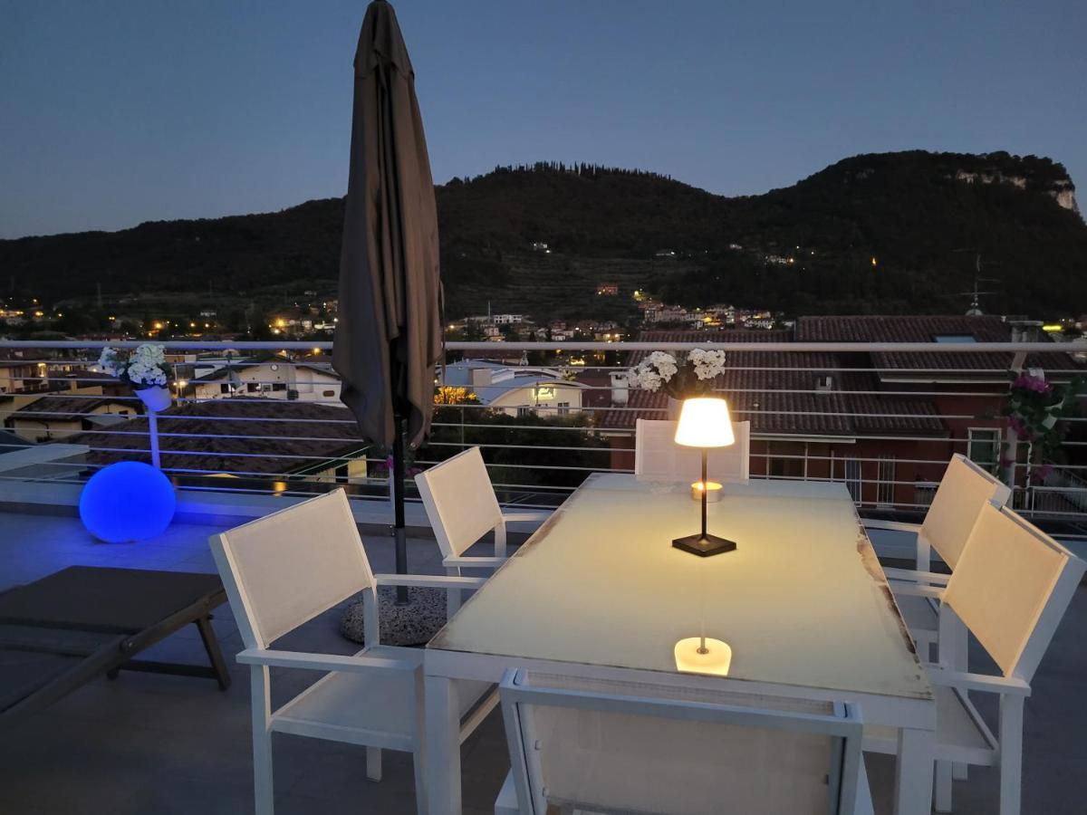 Garda View - Nuovo Appartamento Con Solarium Vista Lago Eksteriør bilde